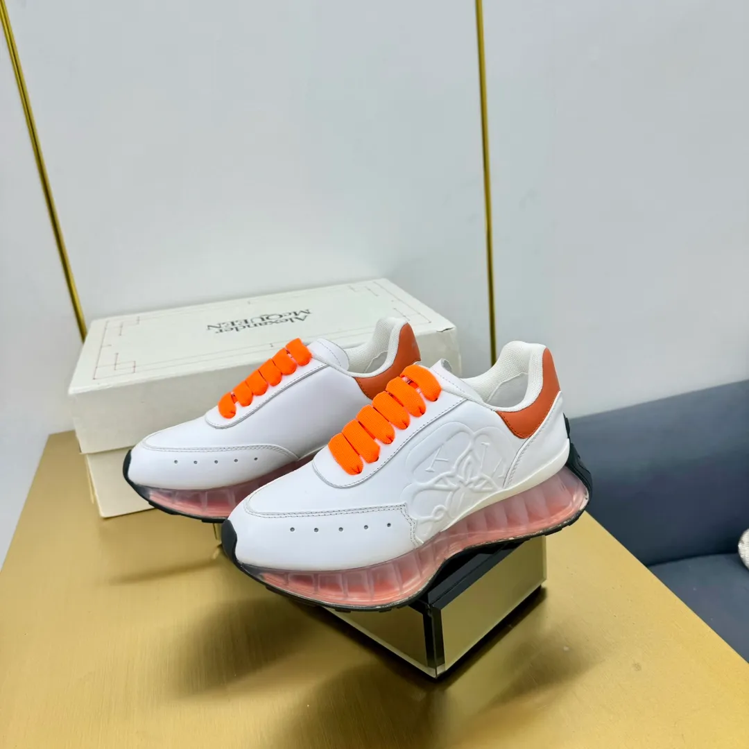 👟👟Ex-factory price 680👟👟 Top version of air cushion bottom, couple size 35-44 🔥ALEXANDER MCQUEEN/Alexander McQueen 2024 new Sprint sports running dad shoes top version Sprint Runner uses white imported environmentally friendly leather splicing and printed concave and convex font technology for the upper and outline Seal logo. Alexander McQueen LUGO logo on the heel and tongue with Alexander McQueen signature. The sneakers feature an oversized runner's sole, which makes running comfortable and convenient. Fabric: Calfskin and cloth Lining: Mesh and sheepskin lining Filled heel non-slip and wear-resistant back cover Foot: Imported PoLo injection molded sheepskin foot Outsole: Air cushion Standard size 35-44 Female size 35-39 Male size 40-44